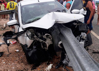 Guard-rail atravessa carro e pai morre ao voltar de formatura da filha