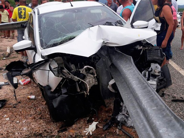 Guard-rail atravessa carro e pai morre ao voltar de formatura da filha