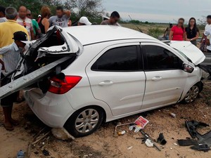 Guard-rail atravessa carro e pai morre ao voltar de formatura da filha