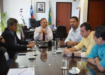 Gika Lopes promove reunião com a SESAB para debater a situação da Clinica de Nefrologia de Serrrinha