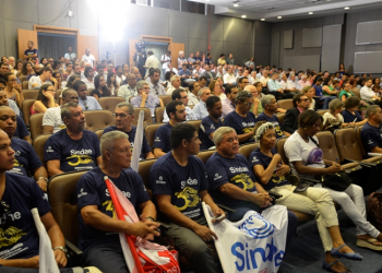 Governador descarta extinção da CERB e privatização da Embasa