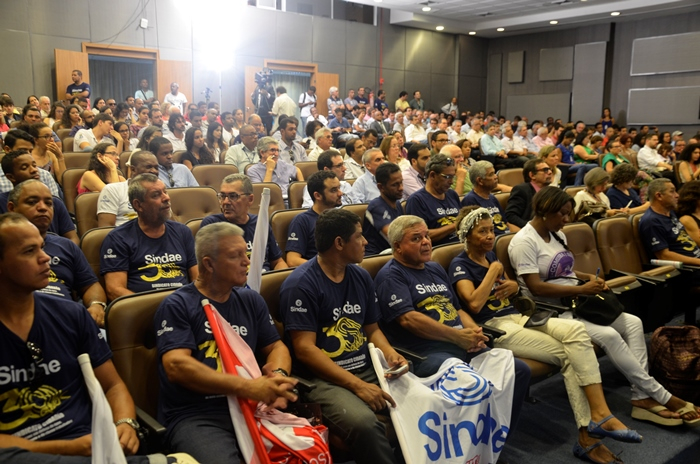 Governador descarta extinção da CERB e privatização da Embasa