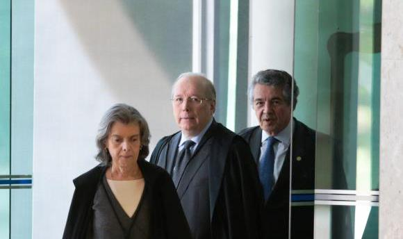 Supremo mantém Renan Calheiros na presidência do Senado