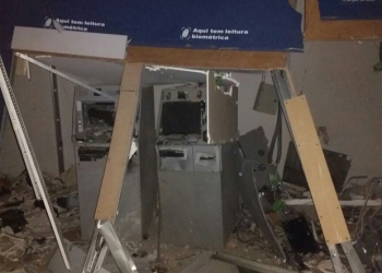 Explosão a banco derruba teto de agência e deixa caixas destruídos