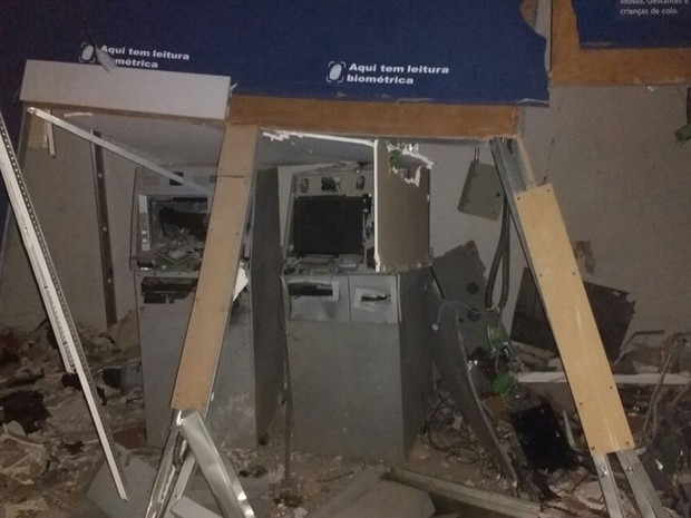 Explosão a banco derruba teto de agência e deixa caixas destruídos