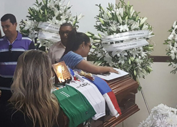 Corpo de Ananias, da Chapecoense, é velado em Salvador: ‘Perda irreparável’