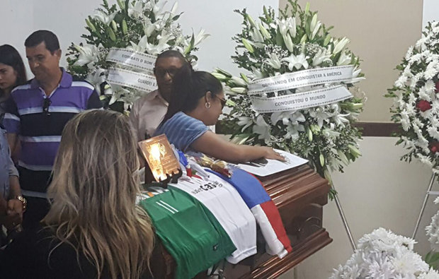 Corpo de Ananias, da Chapecoense, é velado em Salvador: ‘Perda irreparável’