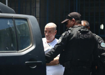 Com cabeça raspada, Eike Batista é transferido de presídio