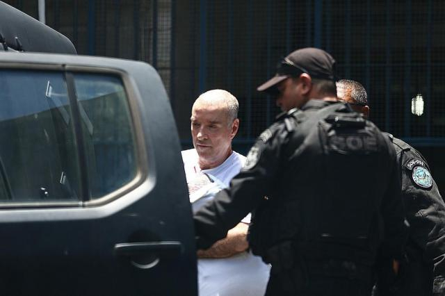 Com cabeça raspada, Eike Batista é transferido de presídio