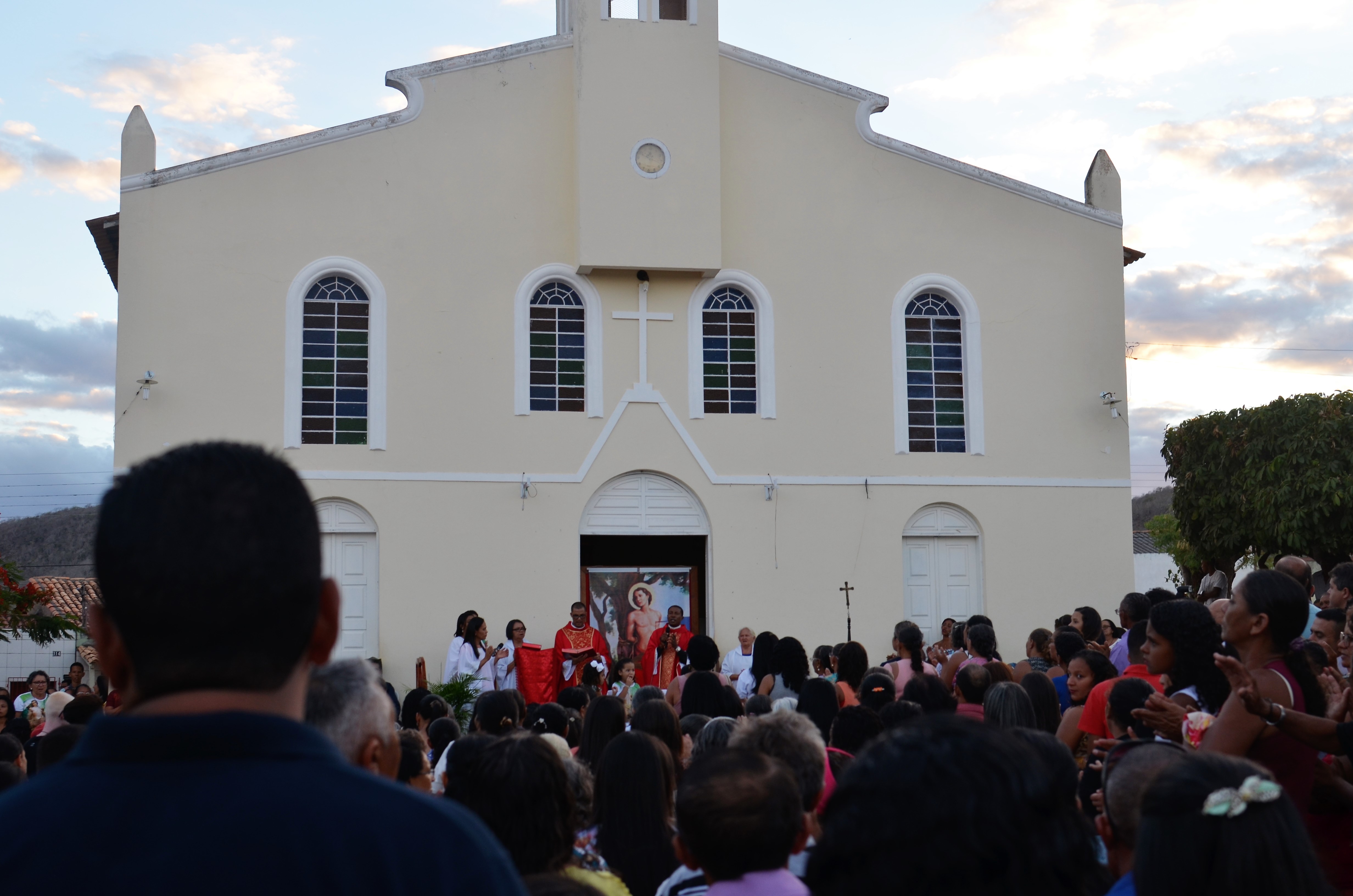 Quijingue: Festa de São Sebastião em Algodões é marcada pela despedida do padre. População recebeu a noticia da recuperação da BA 381