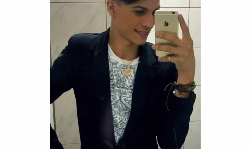 Mãe é presa suspeita de matar o filho por ele ser gay com facadas e queimar o corpo