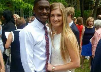 Pais deixam de pagar faculdade ao descobrir que filha namora um negro e ela arrecada R$ 39 mil