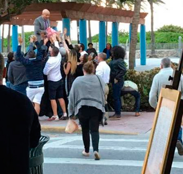 Homem transmite assalto a banco no Facebook e distribui dinheiro nas ruas