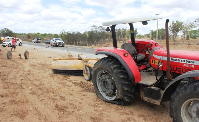 Colisão envolvendo Pick-up e trator na BA 120 por pouco não termina em tragédia
