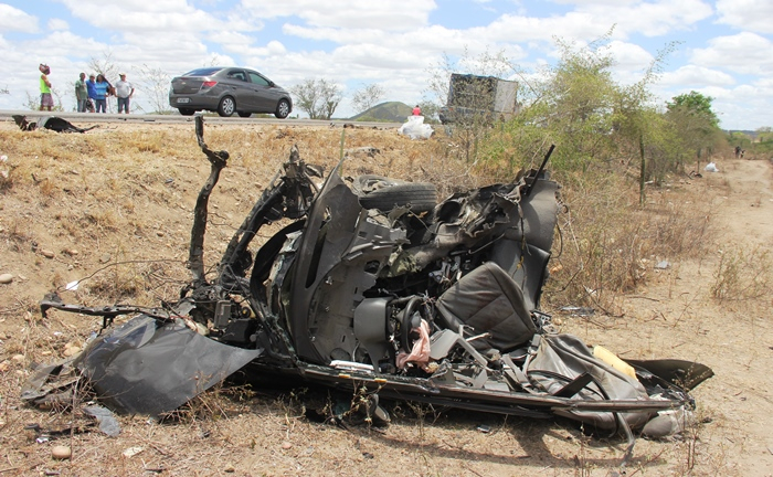 Teofilândia – Funcionários do Banco do Nordeste morrem em colisão envolvendo Civic e carreta na BR 116 (Veja o vídeo)