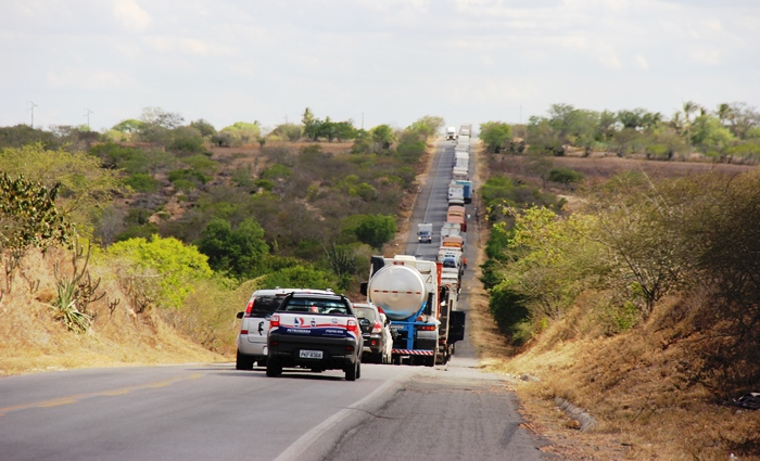 Teofilândia – Funcionários do Banco do Nordeste morrem em colisão envolvendo Civic e carreta na BR 116 (Veja o vídeo)