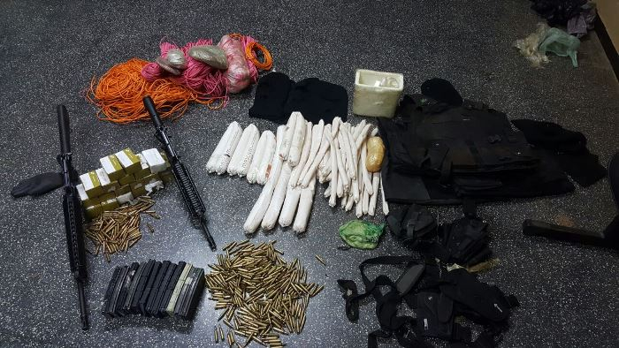 Polícia acha fuzis, coletes e munições que serviriam para assaltos a banco