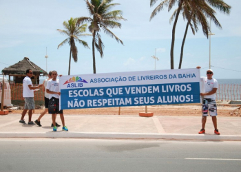 Salvador: manifestantes vão para frente de Editora protestar contra a venda casada de material escolar