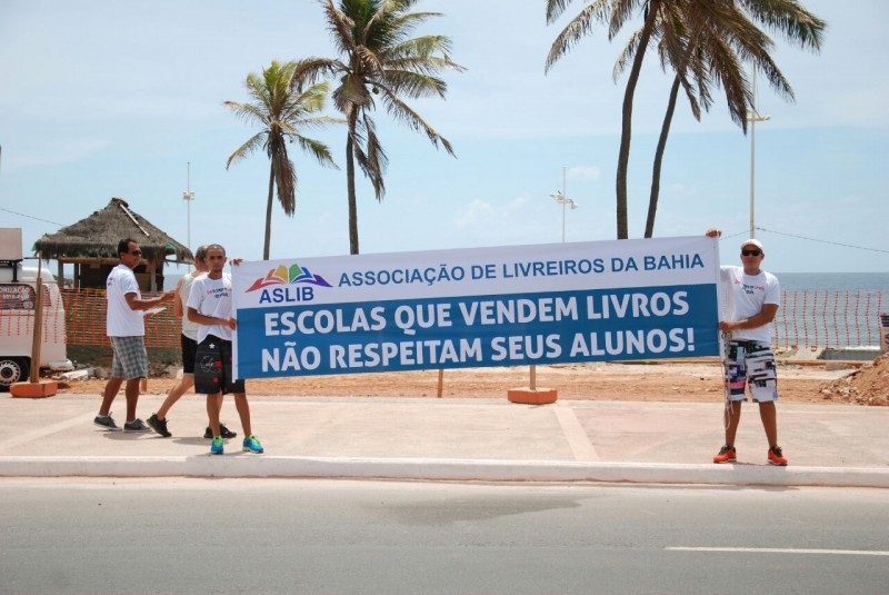 Salvador: manifestantes vão para frente de Editora protestar contra a venda casada de material escolar