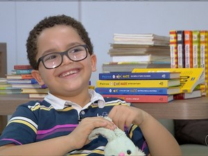 Menino de 7 anos lê 88 livros em 2016: ‘a gente conhece um novo mundo’