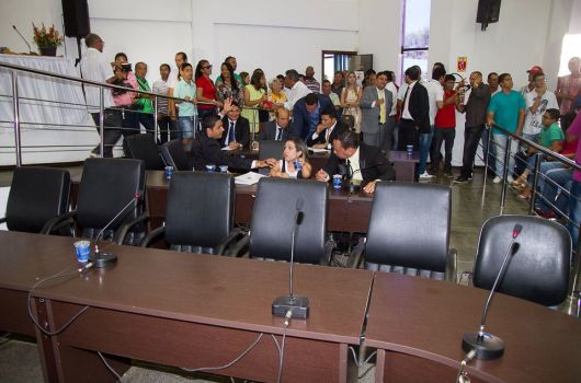 Vereadores de oposição abandonam sessão de posse em Irecê
