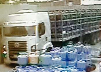 Carreta do Grupo Lopes carregada de botijões é roubada em Serrinha