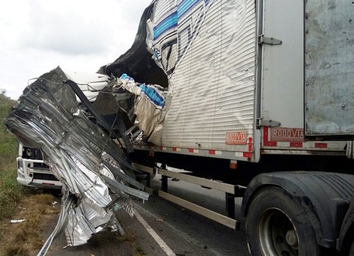 Acidente envolvendo quatro carretas e um carro de passeio deixa 4 mortos na BR 101