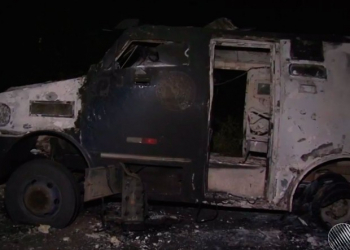 Carro-forte fica destruído após grupo explodir veículo no norte da Bahia