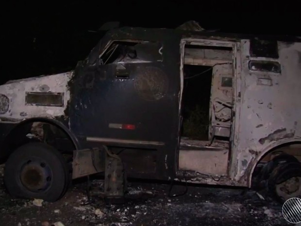 Carro-forte fica destruído após grupo explodir veículo no norte da Bahia