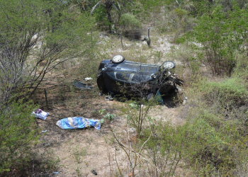 Mulher morre e dois filhos ficam feridos após carro descer ribanceira na BR 407