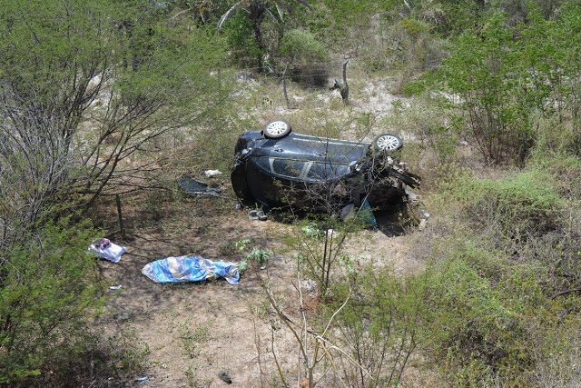 Mulher morre e dois filhos ficam feridos após carro descer ribanceira na BR 407