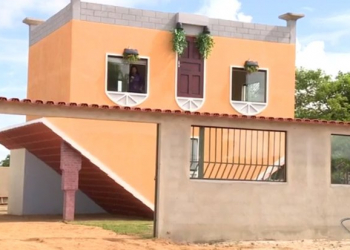 ES; Pedreiro aposentado inova e constrói casa de cabeça para baixo; veja vídeo