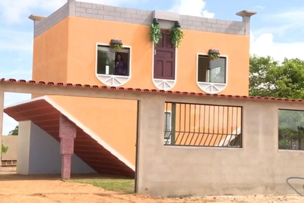 ES; Pedreiro aposentado inova e constrói casa de cabeça para baixo; veja vídeo