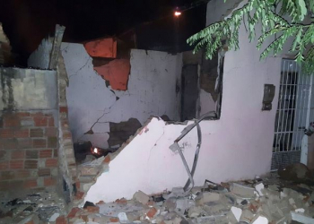 Madrugada do terror em Valente: homens armados destrói casa na tentativa de matar os moradores (Veja o vídeo)