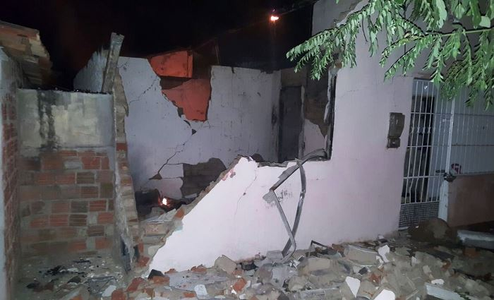 Madrugada do terror em Valente: homens armados destrói casa na tentativa de matar os moradores (Veja o vídeo)