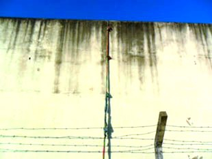 Vinte e um presos fogem da carceragem de Santo Antônio de Jesus