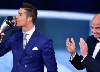 CR7 leva prêmio da Fifa pela 4ª vez, supera Ronaldo e fica a um só de Messi