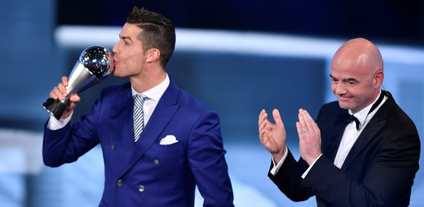 CR7 leva prêmio da Fifa pela 4ª vez, supera Ronaldo e fica a um só de Messi