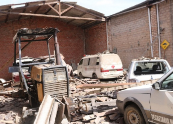 Telhado do galpão da Prefeitura Municipal de Barrocas desaba e atinge veículos