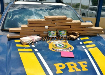 PRF apreende drogas e munição dentro de carro em Feira de Santana; droga seria entregue em Coité