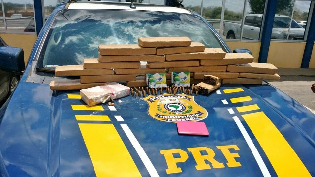 PRF apreende drogas e munição dentro de carro em Feira de Santana; droga seria entregue em Coité