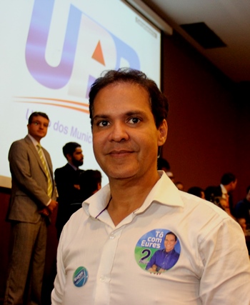 Eures comemora vitória para presidência da UPB; ele teve 67 votos a mais que o concorrente