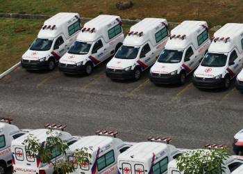 Governador entrega nova ambulância ao município de Serrinha através de emenda parlamentar de Gika Lopes