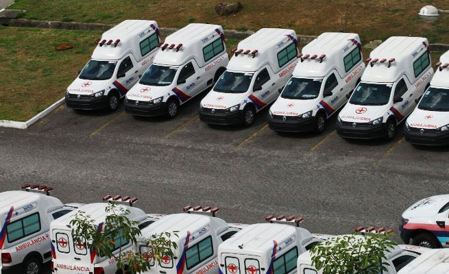 Governador entrega nova ambulância ao município de Serrinha através de emenda parlamentar de Gika Lopes