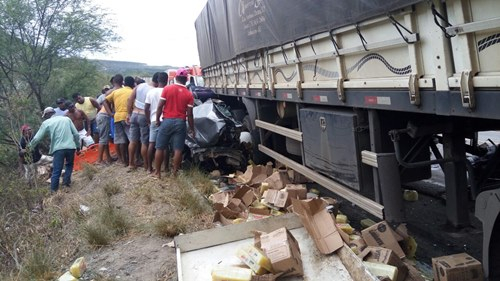 Acidente envolvendo quatro carretas e um carro de passeio deixa 4 mortos na BR 101
