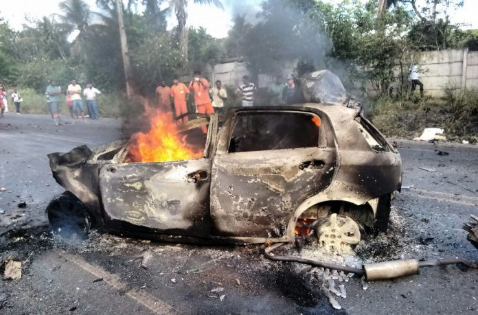 Cinco morrem carbonizados após carro pegar fogo ao bater em caminhão na BR 110