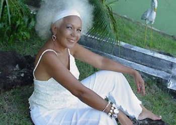 Vocalista do Kaoma, Loalwa Braz é encontrada morta dentro de carro incendiado