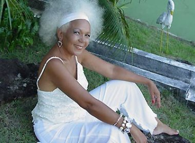 Vocalista do Kaoma, Loalwa Braz é encontrada morta dentro de carro incendiado
