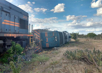 Locomotiva de trem de carga descarrila e tomba na zona rural de Santaluz