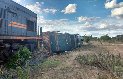 Locomotiva de trem de carga descarrila e tomba na zona rural de Santaluz